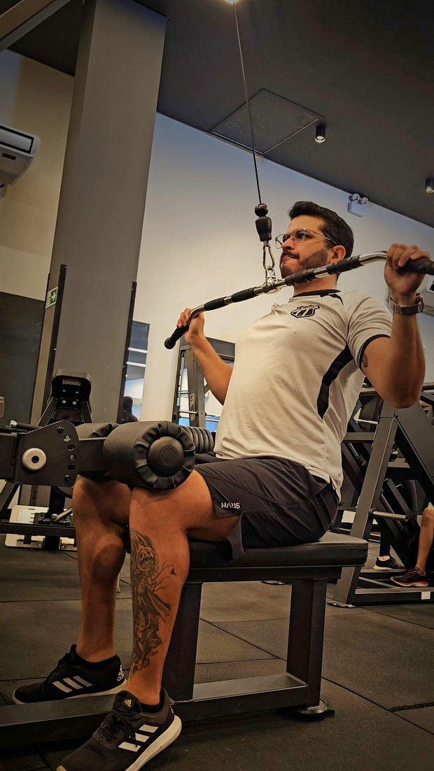 Matheus Pimentel executando treino